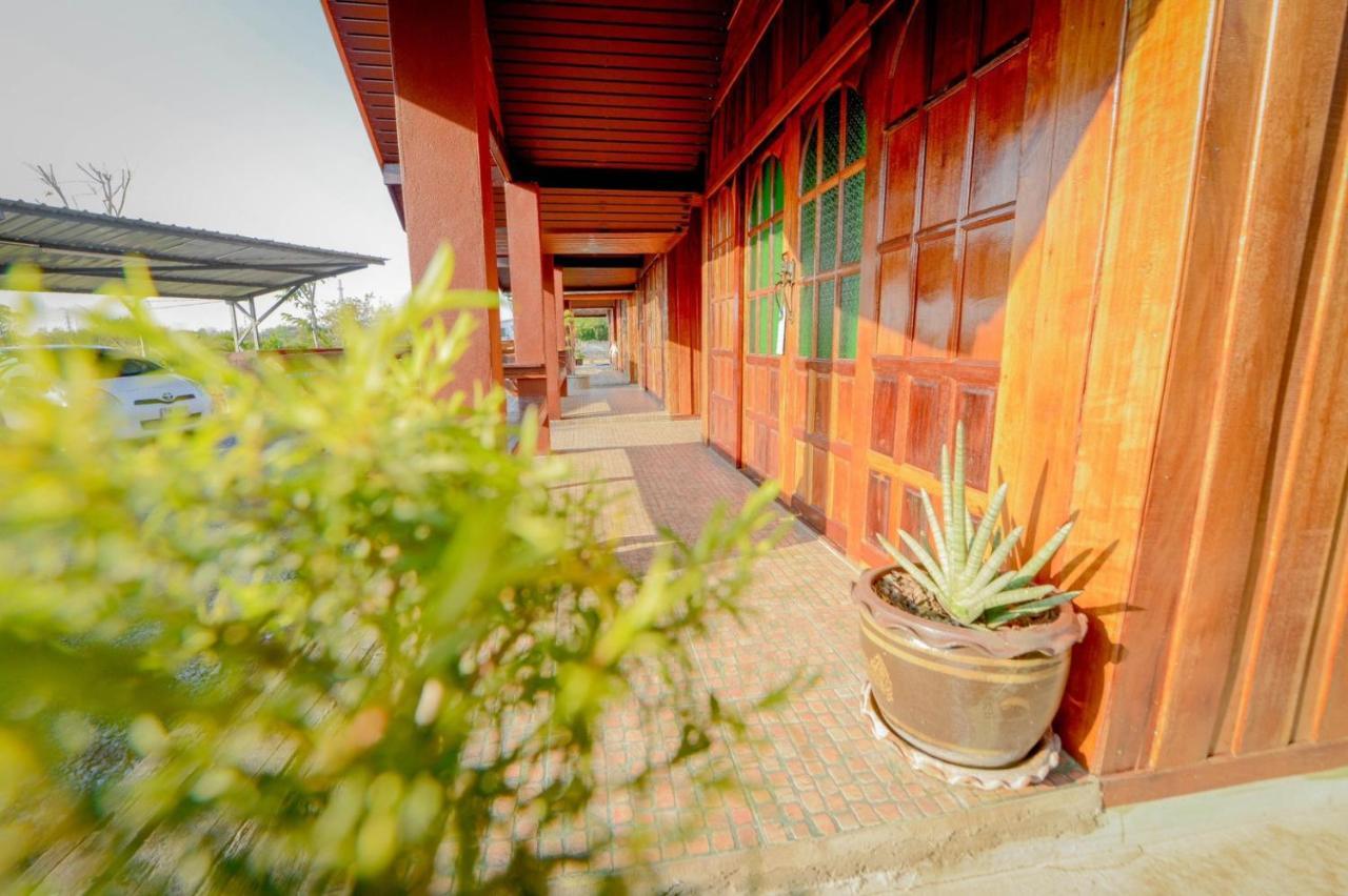 Mrk Resort & Massage Lop Buri Exteriör bild