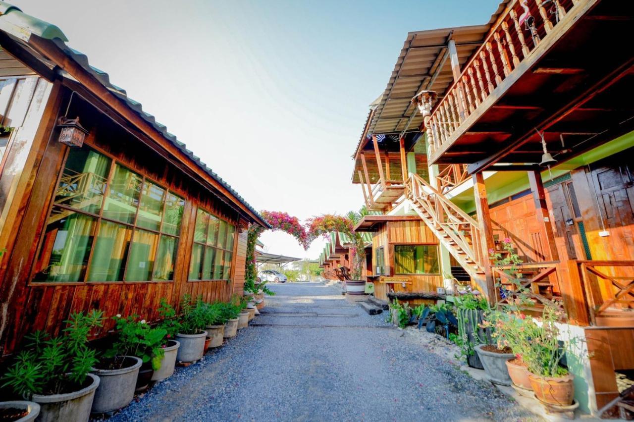 Mrk Resort & Massage Lop Buri Exteriör bild