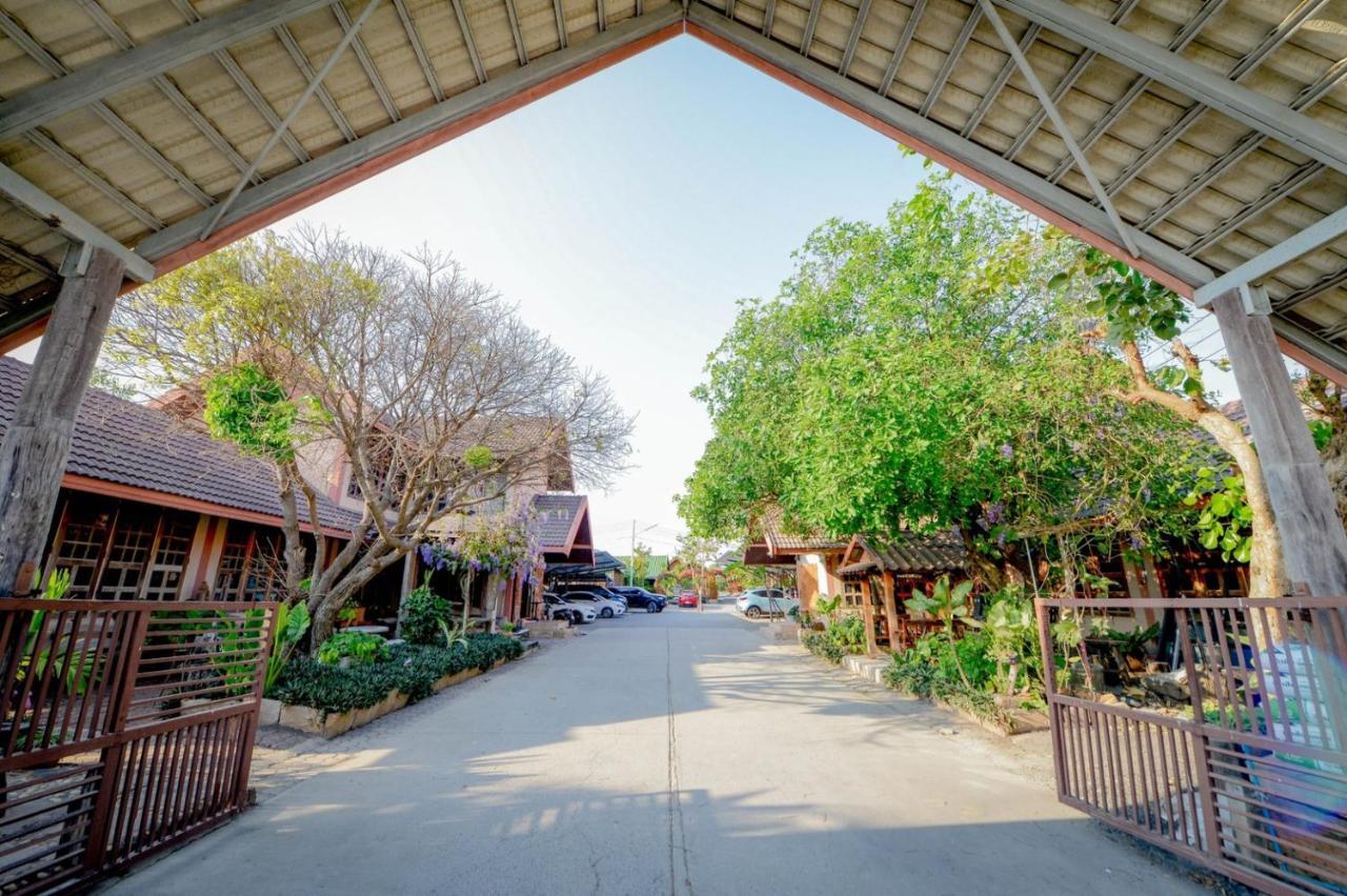 Mrk Resort & Massage Lop Buri Exteriör bild