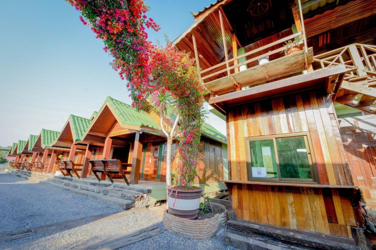 Mrk Resort & Massage Lop Buri Exteriör bild