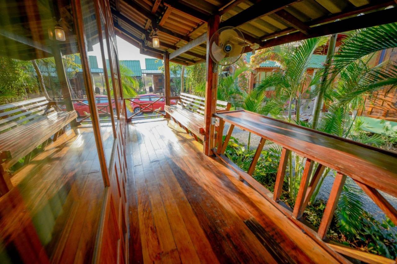 Mrk Resort & Massage Lop Buri Exteriör bild