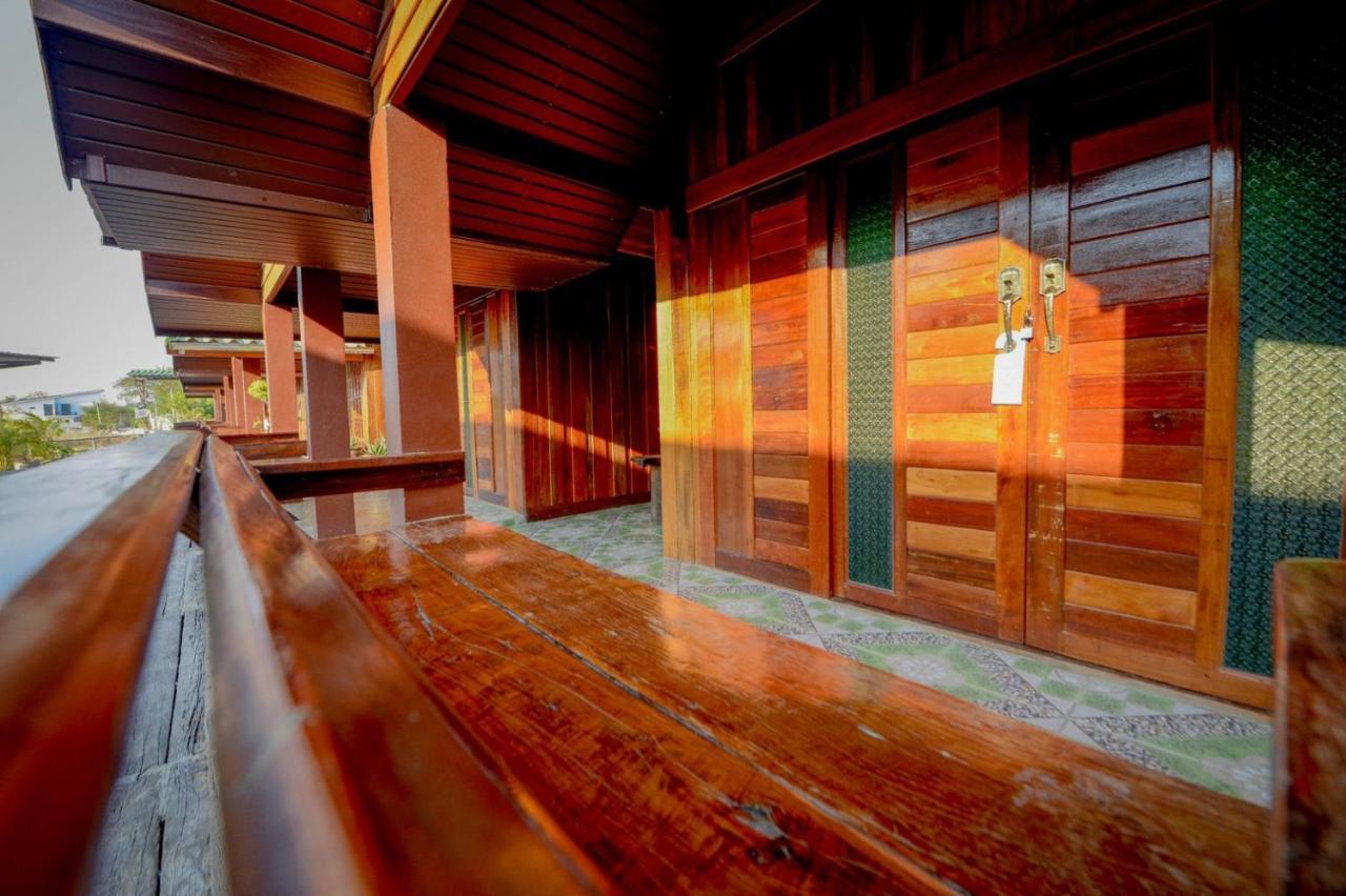 Mrk Resort & Massage Lop Buri Exteriör bild
