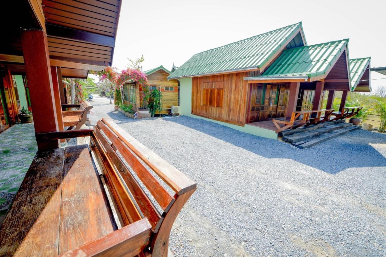 Mrk Resort & Massage Lop Buri Exteriör bild