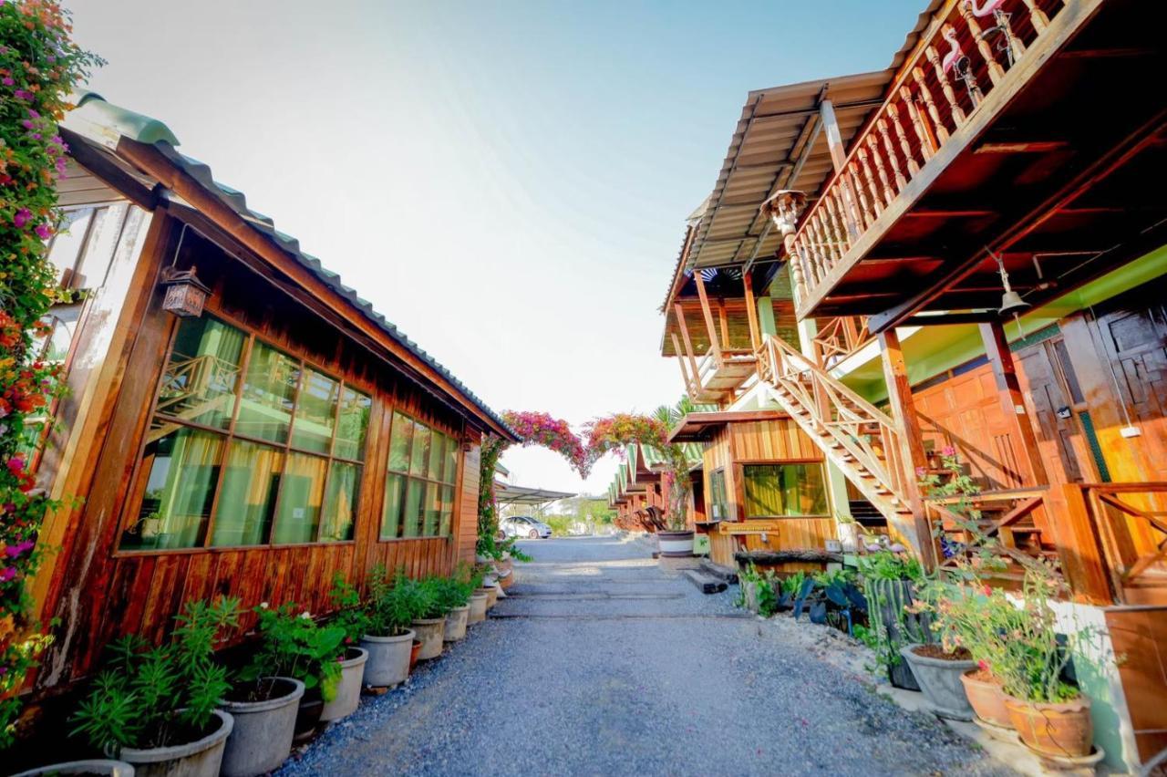Mrk Resort & Massage Lop Buri Exteriör bild
