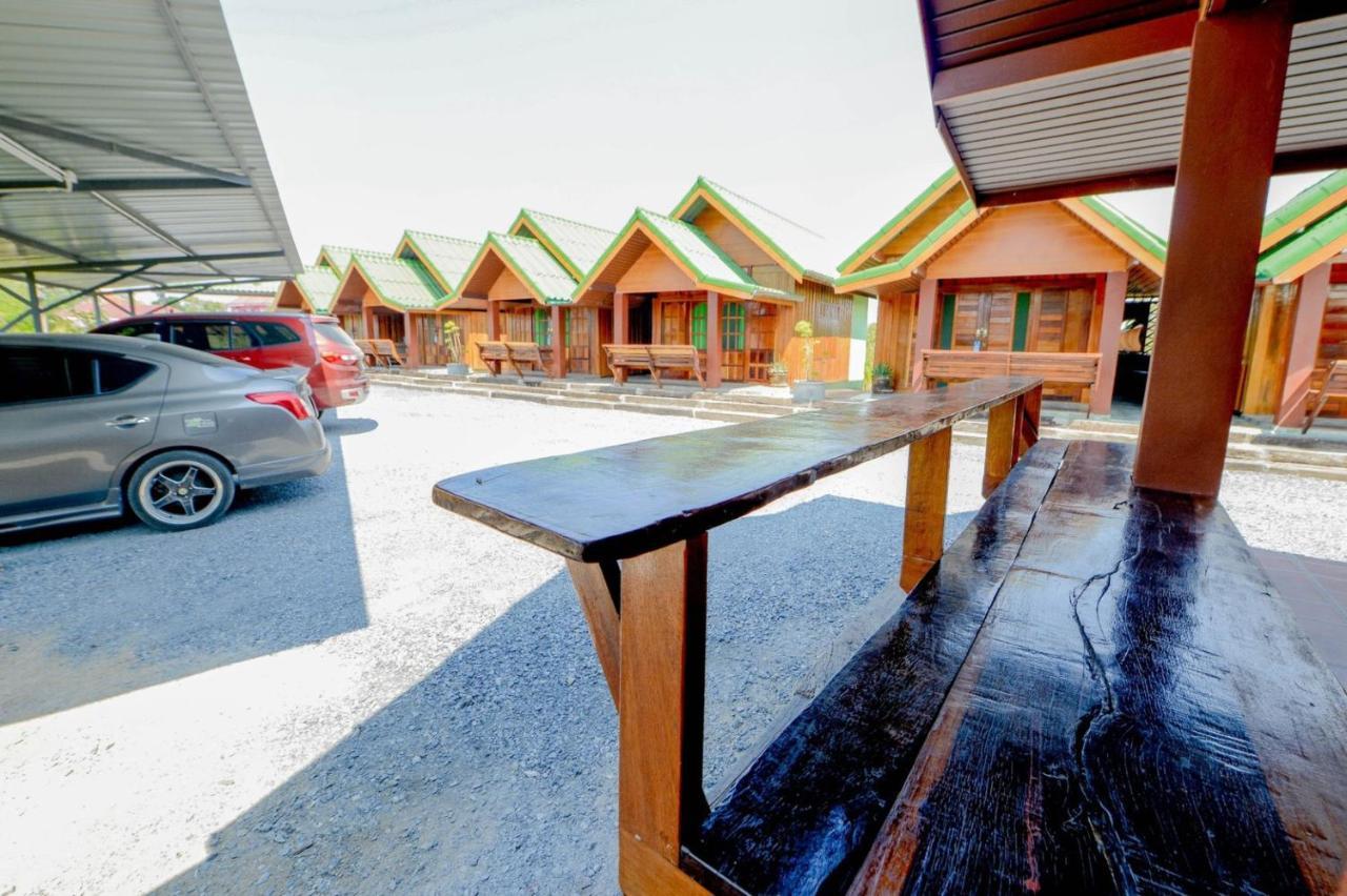 Mrk Resort & Massage Lop Buri Exteriör bild